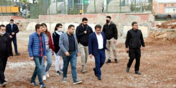 Kaymakam Çam yapımı süren Spor Kompleksi’nde incelemelerde bulundu