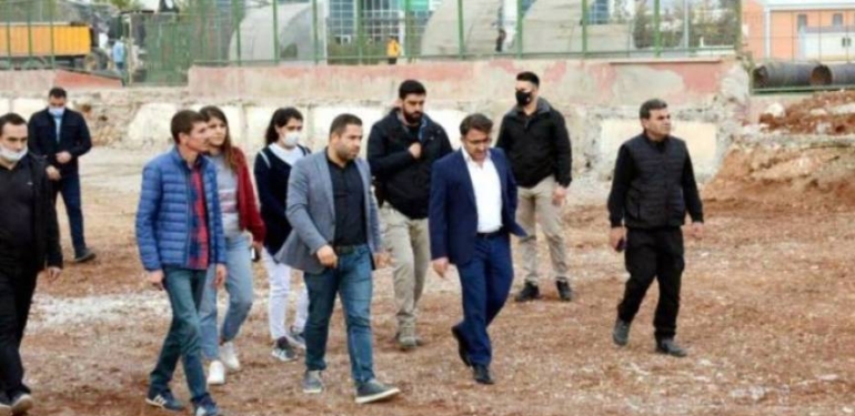 Kaymakam Çam yapımı süren Spor Kompleksi’nde incelemelerde bulundu