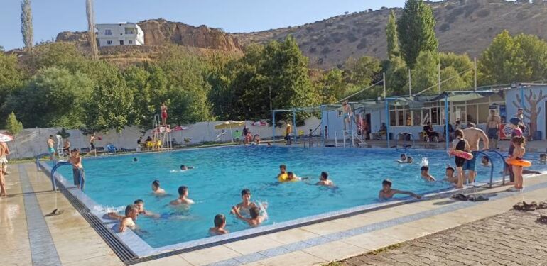 Dağ başında havuz keyfi