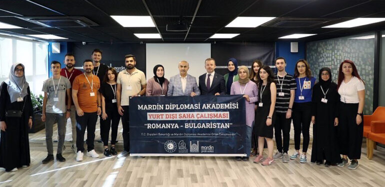 Vali Demirtaş Öğrencileri Yurtdışına Uğurladı