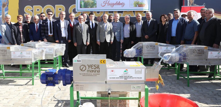 Bağcılara üzüm sıkma makinesi dağıtıldı