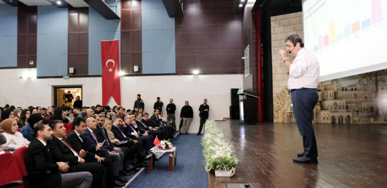 AB Başkanı Faruk Kaymakçı Mardin’de Üniversite Öğrencileriyle Buluştu