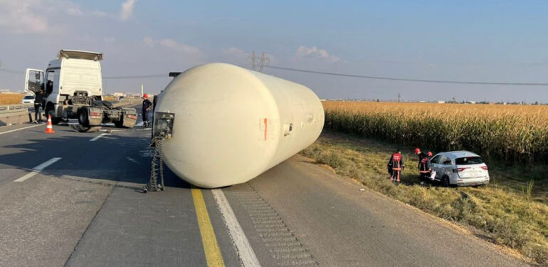 LPG yüklü tanker ile otomobil çarpıştı: 3 yaralı