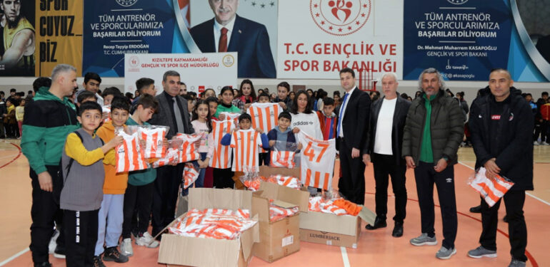 Kızıltepe’de 700 futbol kursiyerine forma dağıtıldı
