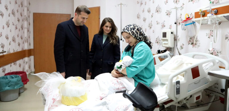 Kızıltepe’de yeni yılın ilk bebeği Ahmet Aras oldu