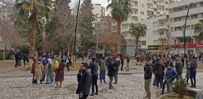 Elbistan depremi Kızıltepelileri sokaklara döktü