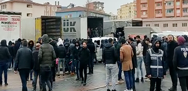 Kızıltepe’de deprem bölgeleri için 20 TIR’a yakın yardım toplandı