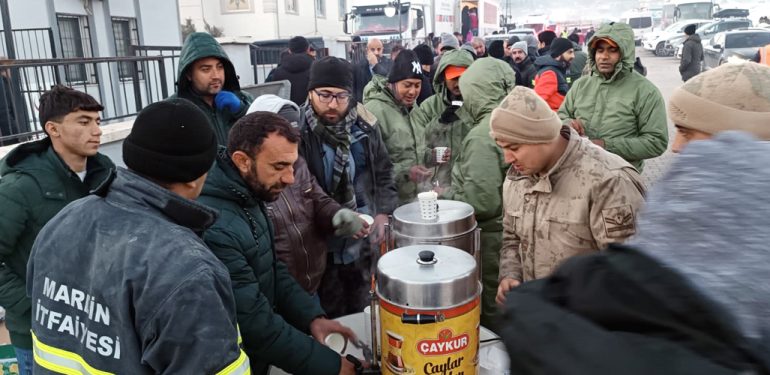 Kızıltepeli yardımsever depremzedelerin içini ısıtmak için çay dağıtıyor