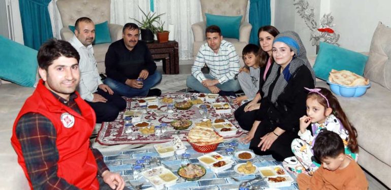 Kaymakam Cıdıroğlu ilk iftarını depremzede aile ile açtı