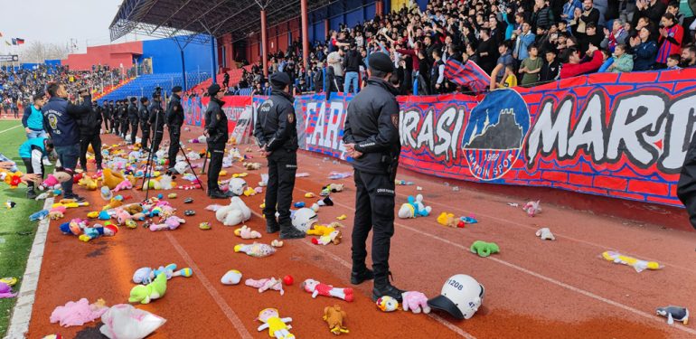 Mardinli taraftarlar depremzede çocuklar için sahaya oyuncak attı