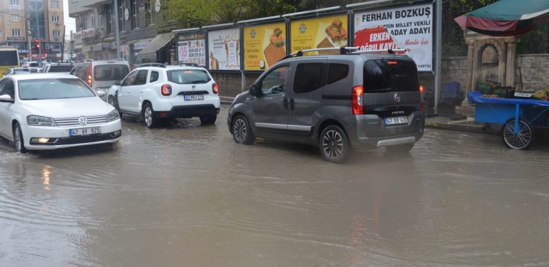 Kızıltepe’de sağanak yağış yolları göle çevirdi