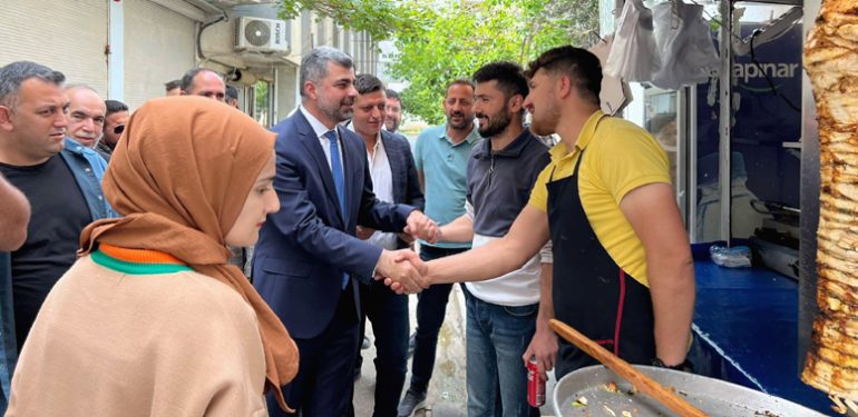 AK Parti Milletvekili adayı Faruk Kılıç Kızıltepe’de esnaf ziyaretinde bulundu