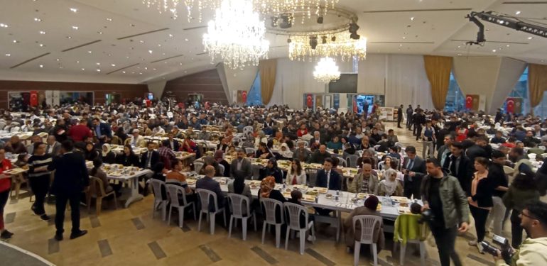 Vali Demirtaş iftarını Kızıltepe’de açtı