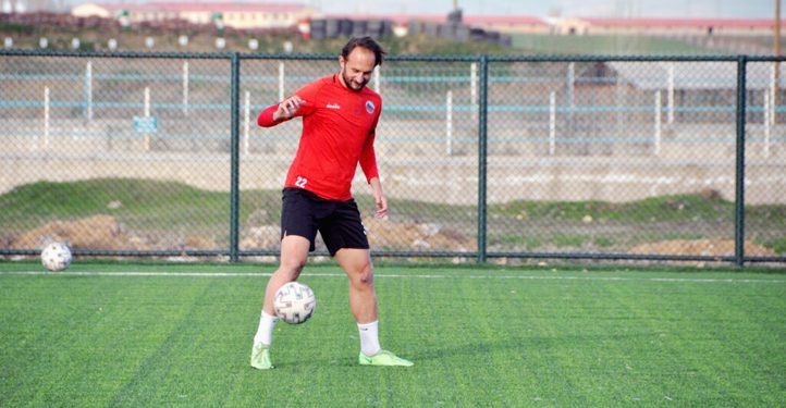 Depremden kurtulan futbolcu takımını şampiyonluğa taşıdı