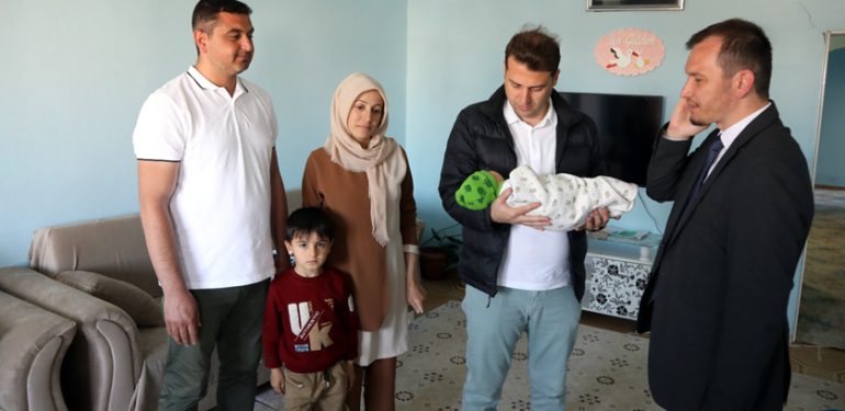 Depremzedeye Umut olan AFAD’lı Ahmet Umut’una kavuştu