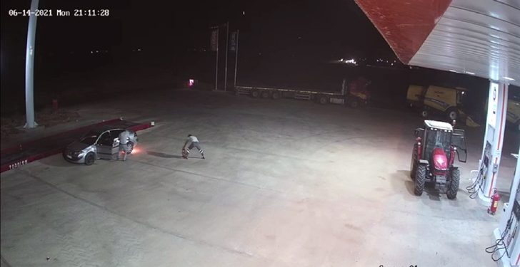 Alev alan aracı petrol çalışanı söndürdü 