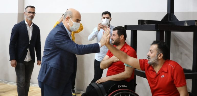 Bakan Kasapoğlu’ndan Tekerlekli Sandalye Basketbol Takımına Destek