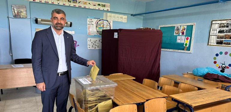 AK Parti milletvekili adayı Kılıç oyunu köyünde kullandı