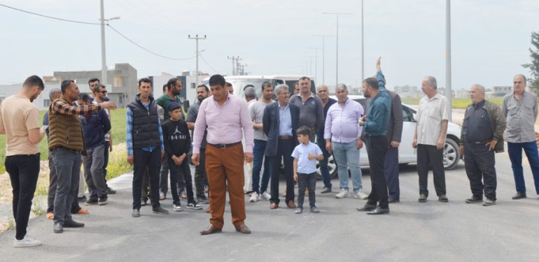 Kavşağın kapatılmasını istemeyen mahalleli, yolu trafiğe kapatıp eylem yaptı