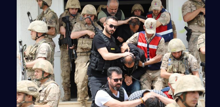 Kızıltepe’de jandarma kıyafetiyle Iraklı kişileri gasp eden 4 şüpheli tutuklandı