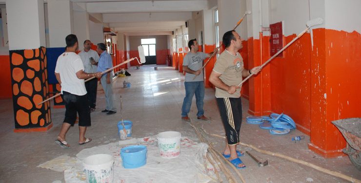Öğretmenler kendi okullarını boyuyor
