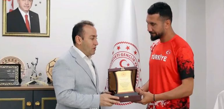 Atletizm antrenörü Erkan “AYIN ANTRENÖRÜ” seçildi