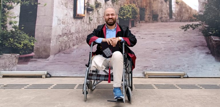 Sağlıklı başladığı fakülteden tekerlekli sandalye ile mezun oldu