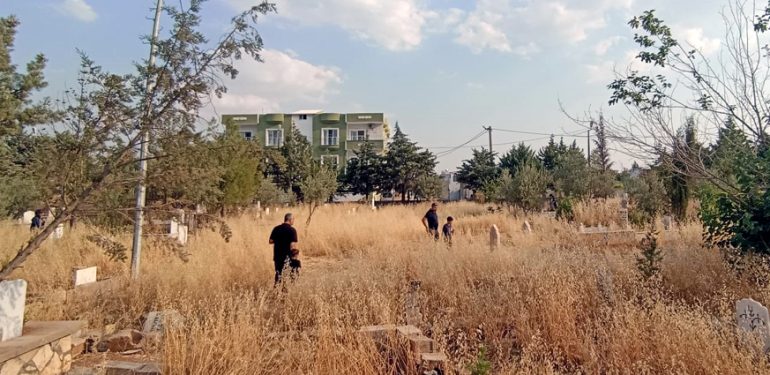 Kızıltepe’de mezarlar kurumuş ot ve dikenler arasında kayboldu!