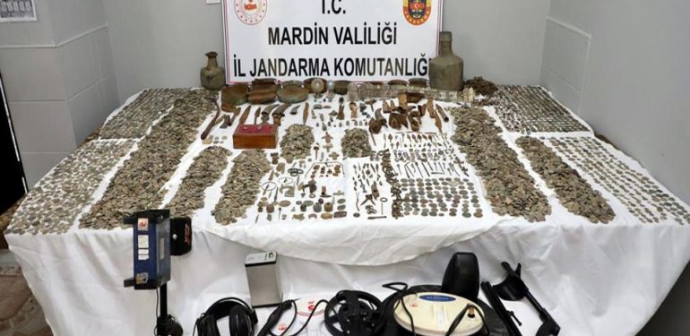 Mardin’de tarihi eser kaçakçılarına darbe: 22 bin parça ele geçirildi