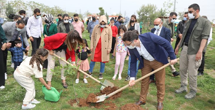Bin Fidan Toprakla Buluştu