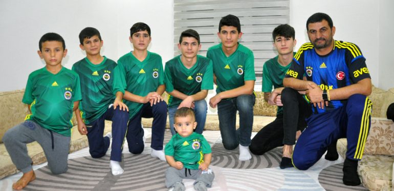Fanatik Fenerbahçeli aile maçları forma ile izliyor