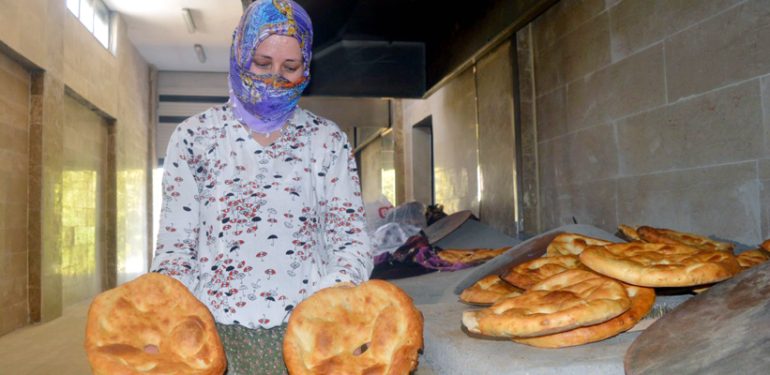 Geçimlerini sıcaklığı 90 dereceye ulaşan tandırlardan sağlıyorlar!