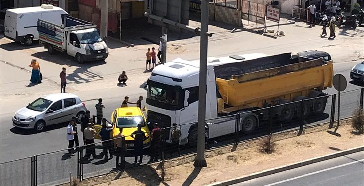 İpekyolunda ticari taksi ile kamyon çarpıştı