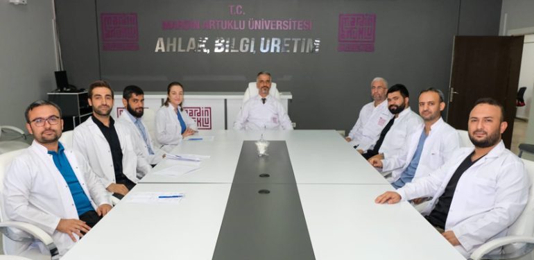 Mardin Tıp Fakültesinin İlk Asistan Doktorları Yeleklerini Giydi