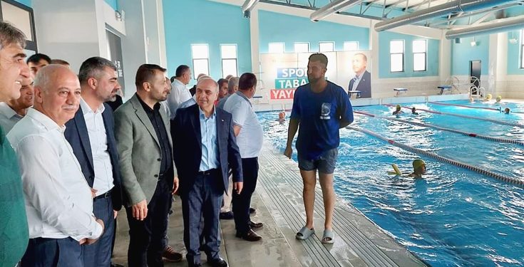 “Ak Parti Doğu-Batı Ayırımı Yapmadan Her Yere Hizmet Götürmektedir”