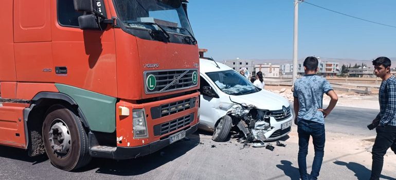 Kızıltepe’de bitmeyen çevre yolunda TIR ile otomobil çarpıştı