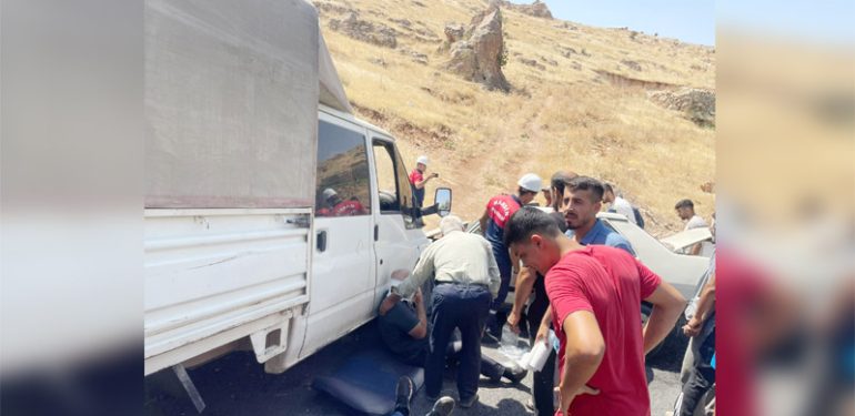 Kızıltepe’de kamyonet ile otomobil çarpıştı; 2’si ağır 4 yaralı