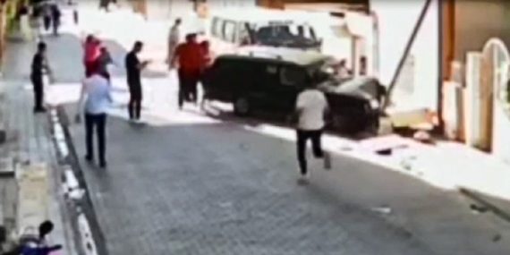 Sürücünün direksiyon hakimiyetini kaybettiği kazada 4 kişi yaralandı