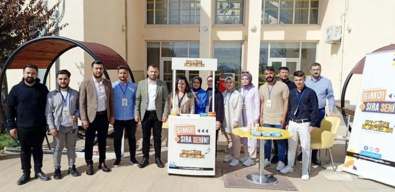 Alma Mardin ÜNİAK standını ziyaret etti