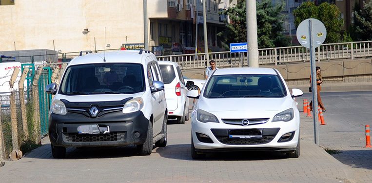 Duyarsız sürücüler yaya kaldırımlarını otopark olarak kullanıyor