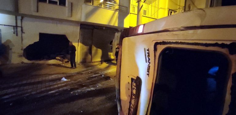 Kızıltepe’de eve dalan araç duvarı yıktı 3 kişi yaralandı