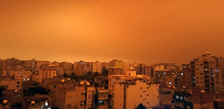 Kızıltepe’de sararan gökyüzü gündüzü akşama çevirdi!