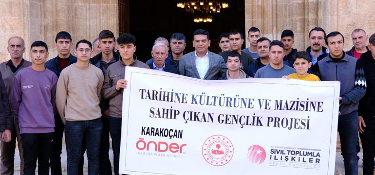 Elazığlı öğrenciler Kızıltepe Ulu Camisine hayran kaldı
