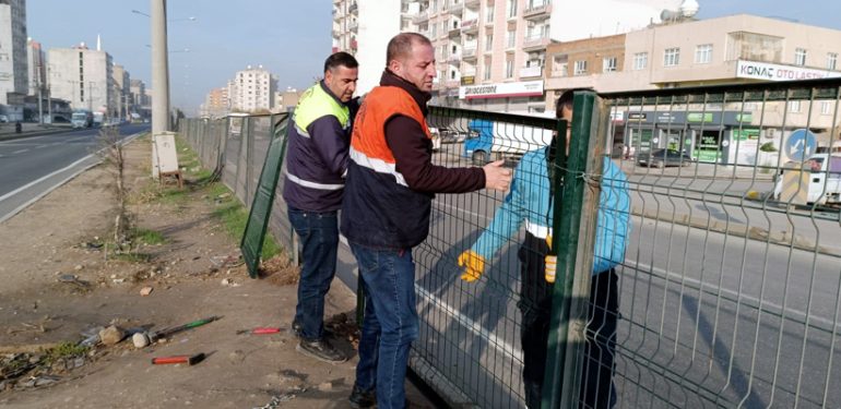 İpekyolu’nda yayaların güvenliği için tel bariyerler yenilendi
