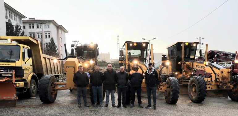 Mardin’de Karla mücadele ekipleri görev başında