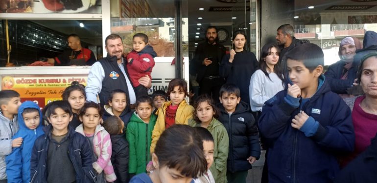 Hayırseverlerden öksüz ve yetim çocuklara yemek ikramı