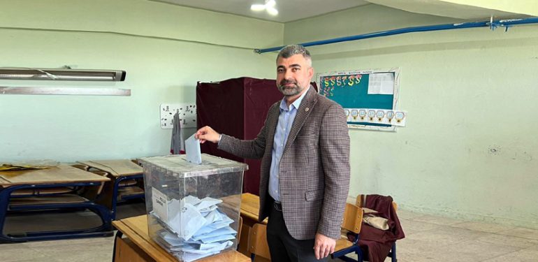 AK Parti Mardin Milletvekili Faruk Kılıç oyunu kullandı