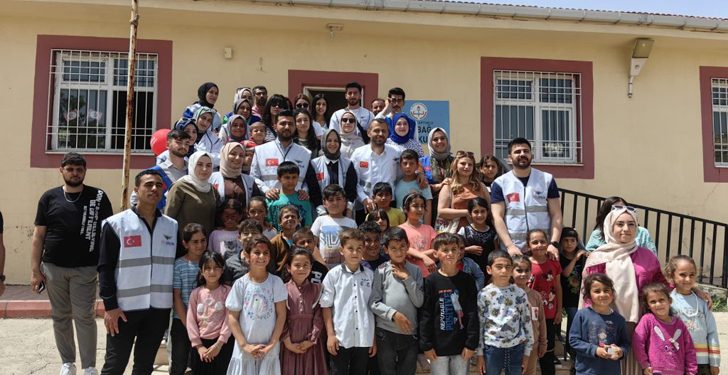 AK Parti Mardin heyeti öğrencilere tablet hediye etti