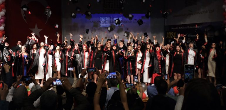 MAÜ’de Mezuniyet Kepleri Özgür Filistin Dilekleriyle Havaya Fırlatıldı