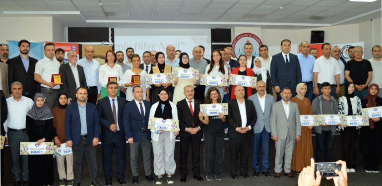 ‘Bir Bilenle Bilge Nesil’ projesinde dereceye girenler ödüllendirildi